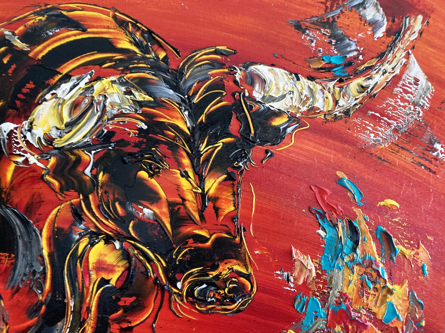 Peinture panoramique taureau espagnol sur fond rouge vif, silhouette animale puissante, art moderne grand format 50x100 cm.