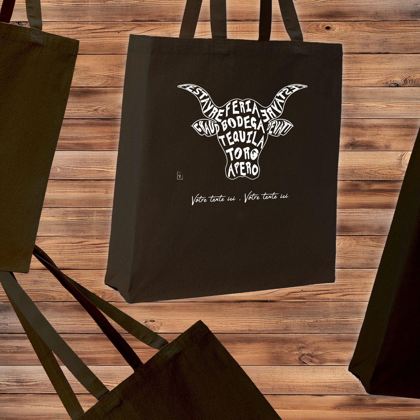 Taureau Camargue Bodega Feria, graphisme sur sac tote-bag 21 litres noir, à personnaliser avec un texte. Création Virginie Linard ©.