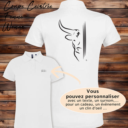 Taureau moitié tête et 3 traits, graphisme sur Polo blanc femme à personnaliser avec un texte. Création Virginie Linard ©.