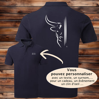 Taureau moitié tête et 3 traits, graphisme sur Polo bleu homme à personnaliser avec un texte. Création Virginie Linard ©.