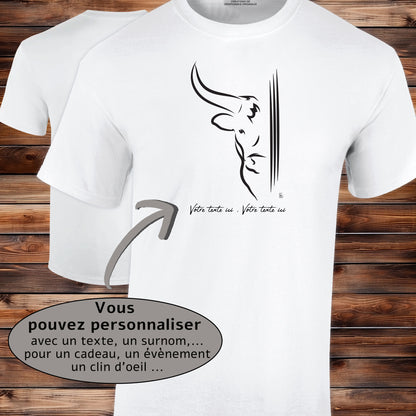 Taureau moitié tête et 3 traits, graphisme sur T-shirt blanc homme à personnaliser avec un texte. Création Virginie Linard ©.