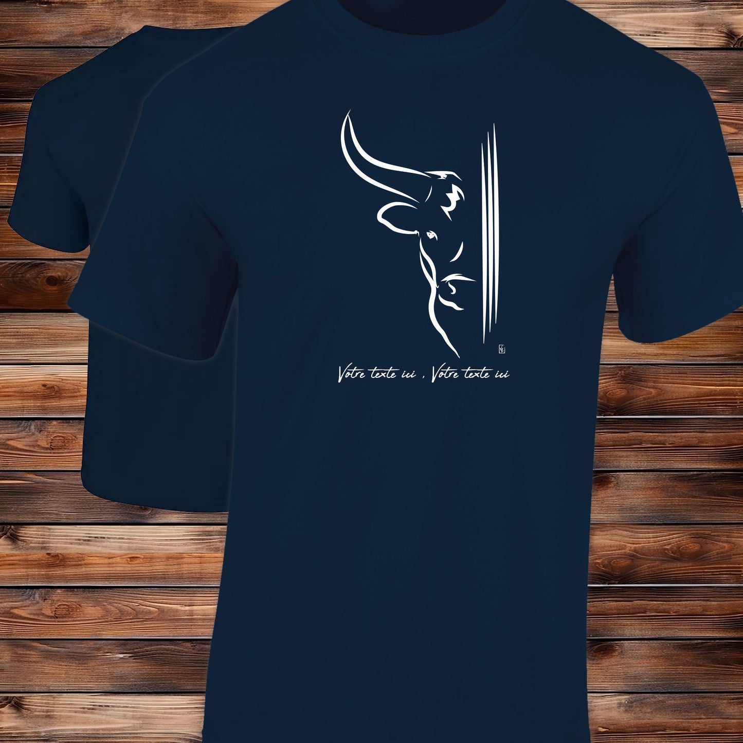 Taureau moitié tête et 3 traits, graphisme sur T-shirt bleu homme à personnaliser avec un texte. Création Virginie Linard ©.