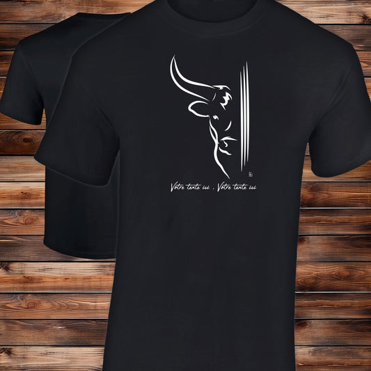 Taureau moitié tête et 3 traits, graphisme sur T-shirt noir homme à personnaliser avec un texte. Création Virginie Linard ©.