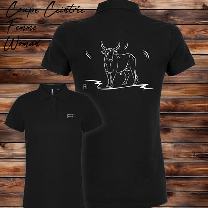 Taureau Vachette Camargue, Graphisme sur Polo noir femme à personnaliser avec un texte. Création Virginie Linard ©.