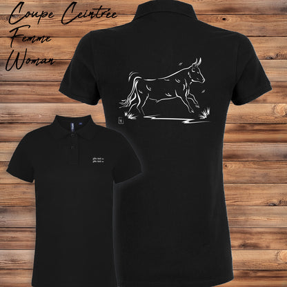 Taureau de Camargue Vachette , graphisme sur Polo noir femme à personnaliser avec du texte. Création Virginie Linard ©.