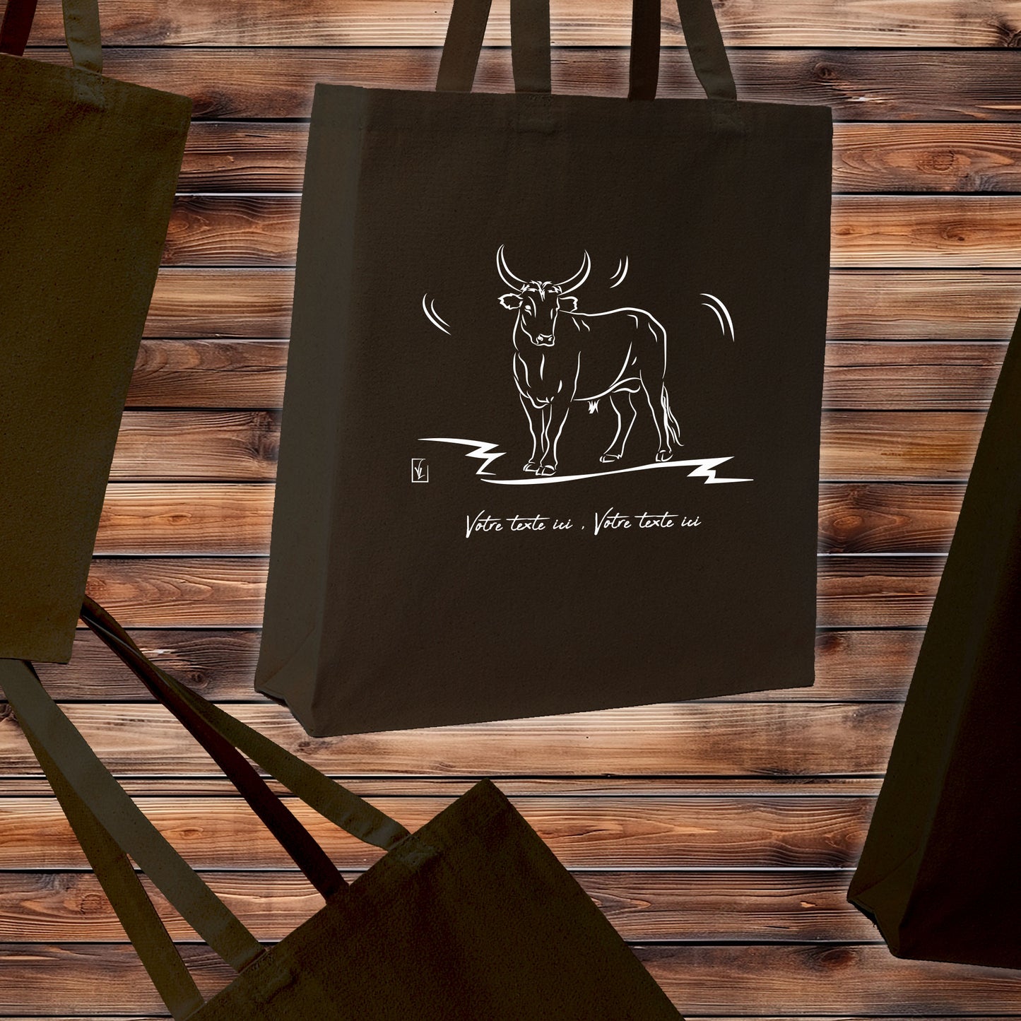 Taureau Vachette Camargue, Graphisme sur sac tote-bag noir à personnaliser avec un texte. Création Virginie Linard ©.