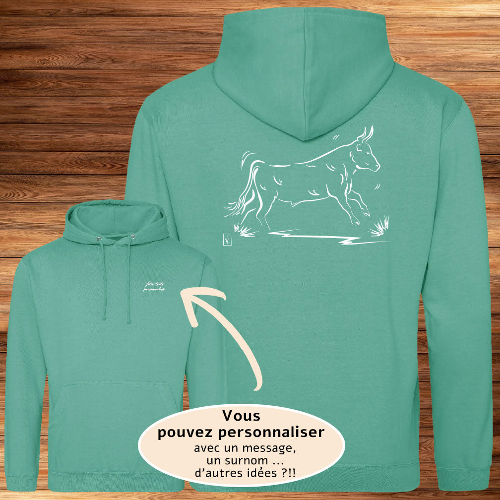 Taureau de Camargue Vachette , graphisme sur Sweat-shirt vert à personnaliser avec du texte. Création Virginie Linard ©.