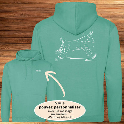 Taureau de Camargue Vachette , graphisme sur Sweat-shirt vert à personnaliser avec du texte. Création Virginie Linard ©.