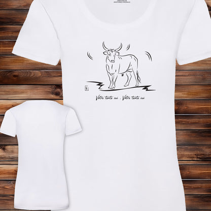Taureau de Camargue, Graphisme sur T-shirt blanc femme à personnaliser avec un texte. Création Virginie Linard ©.