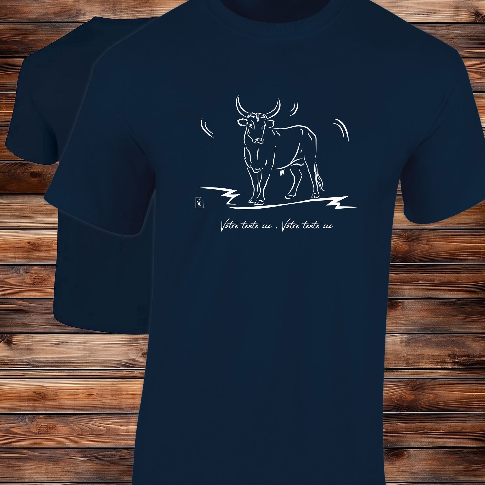 Taureau de Camargue, Graphisme sur T-shirt bleu homme à personnaliser avec un texte. Création Virginie Linard ©.