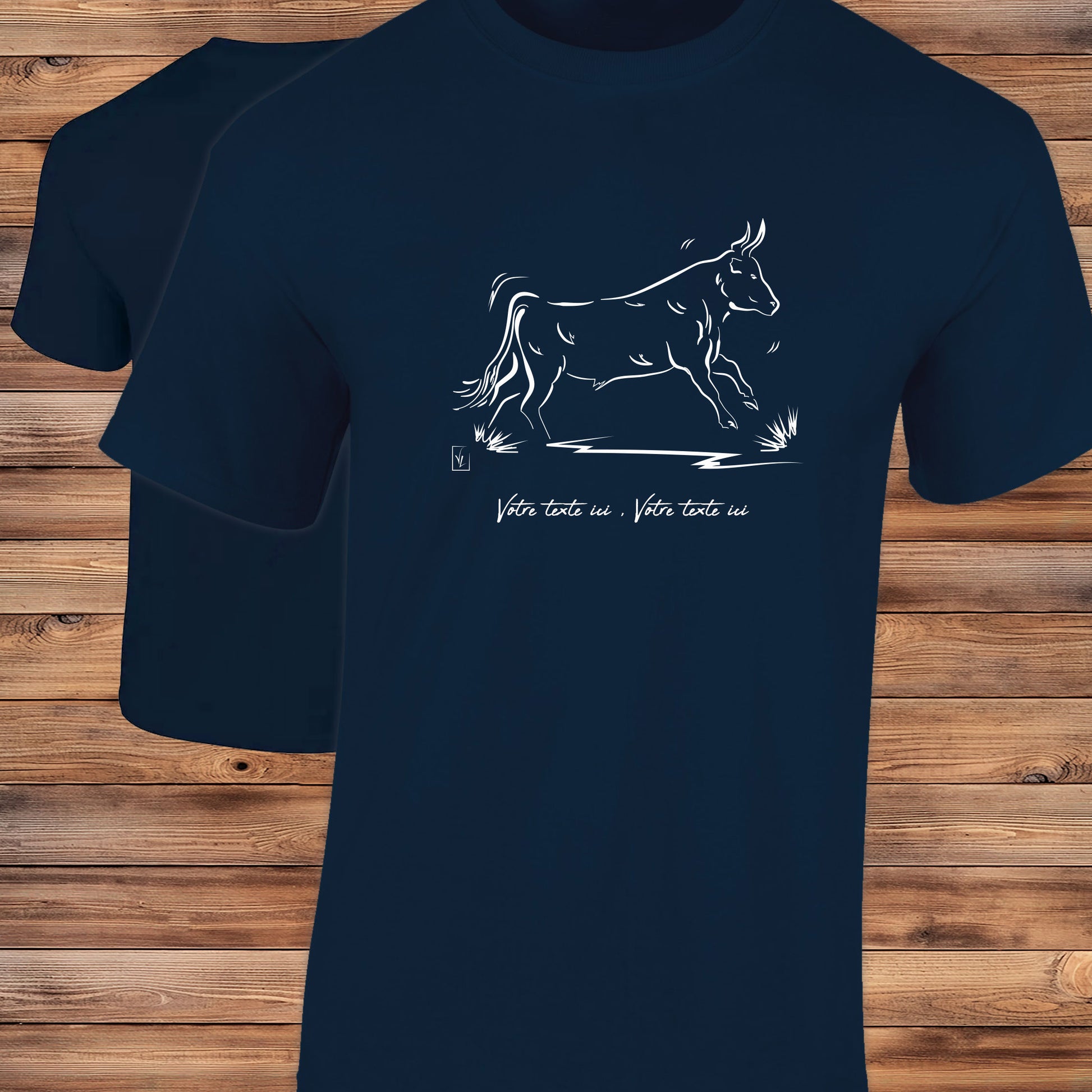 Taureau Camargue Graphisme sur T-shirt bleu homme à personnaliser avec du texte. Création Virginie Linard ©.