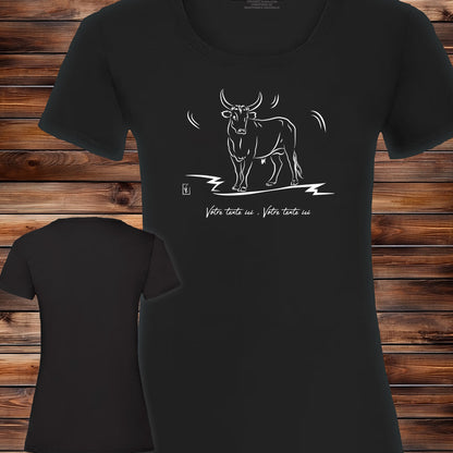 Taureau de Camargue, Graphisme sur T-shirt noir femme à personnaliser avec un texte. Création Virginie Linard ©.