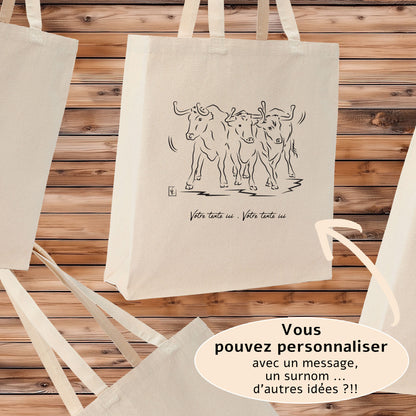 Taureaux, vachettes , course camarguaise , féria, bodega , Camargue, graphisme sur sac tote-bag beige à personnaliser avec du texte. Création Virginie Linard ©.