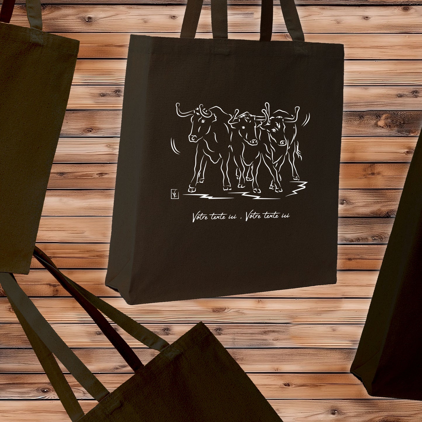 Taureaux, vachettes , course camarguaise , féria, bodega , Camargue, graphisme sur sac tote-bag noir à personnaliser avec du texte. Création Virginie Linard ©.