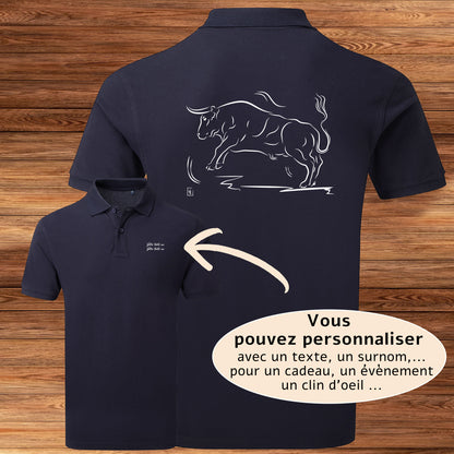 Taureau corrida tauromachie Camargue, graphisme sur polo bleu homme à personnaliser avec du texte. Création Virginie Linard ©.