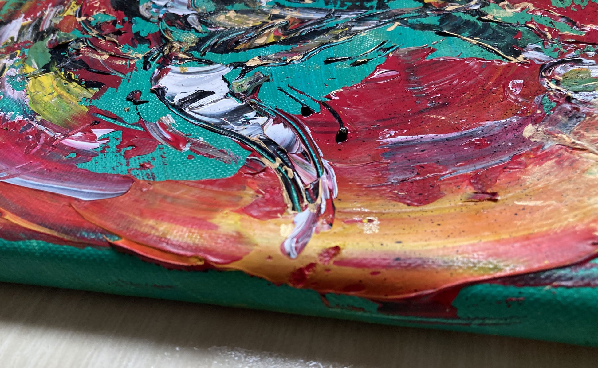 Tableau taureau et muleta. Peinture sur toile 30x30cm. Détail toile. Peintre Virginie Linard ©.