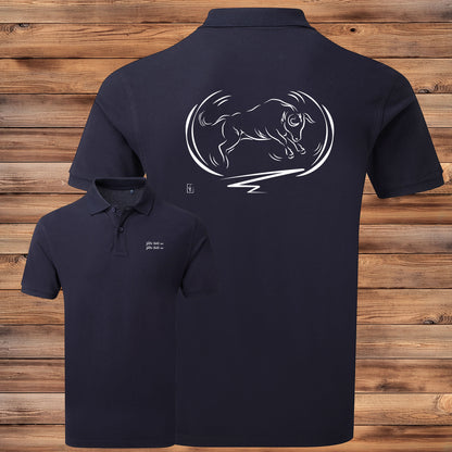 Taureau, tradition taurine, fête votive, graphisme sur polo bleu homme à personnaliser avec un texte. Création Virginie Linard ©.