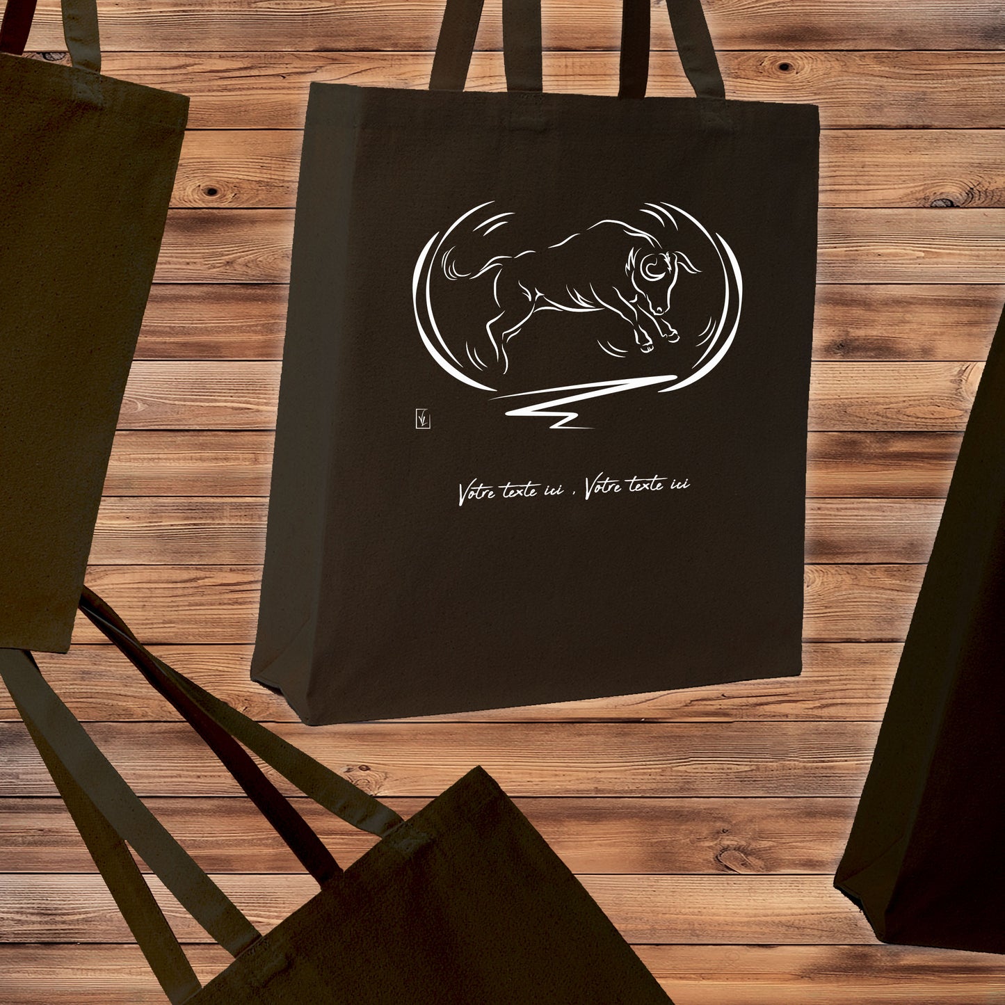 Taureau Camargue Corrida Tauromachie, graphisme sur sac tote-bag 21 litres noir, à personnaliser avec un texte. Création Virginie Linard ©.