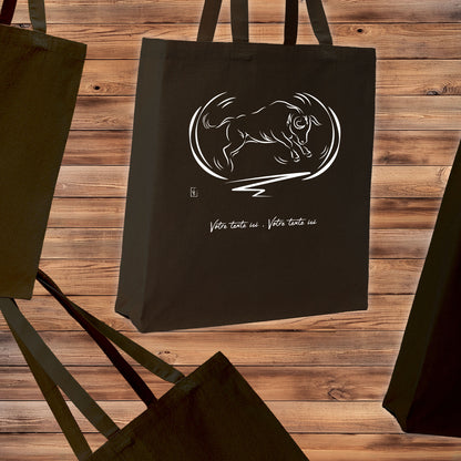 Taureau Camargue Corrida Tauromachie, graphisme sur sac tote-bag 21 litres noir, à personnaliser avec un texte. Création Virginie Linard ©.