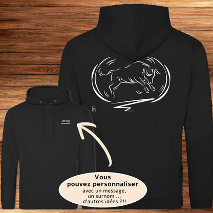 Taureau Corrida Tauromachie Camargue, graphisme sur sweat-shirt noir à personnaliser avec du texte. Création Virginie Linard ©.
