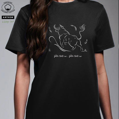 Taureau Corrida Tauromachie, graphisme sur t-shirt bio épais 220g noir unisexe, à personnaliser avec un texte. Création Virginie Linard ©.