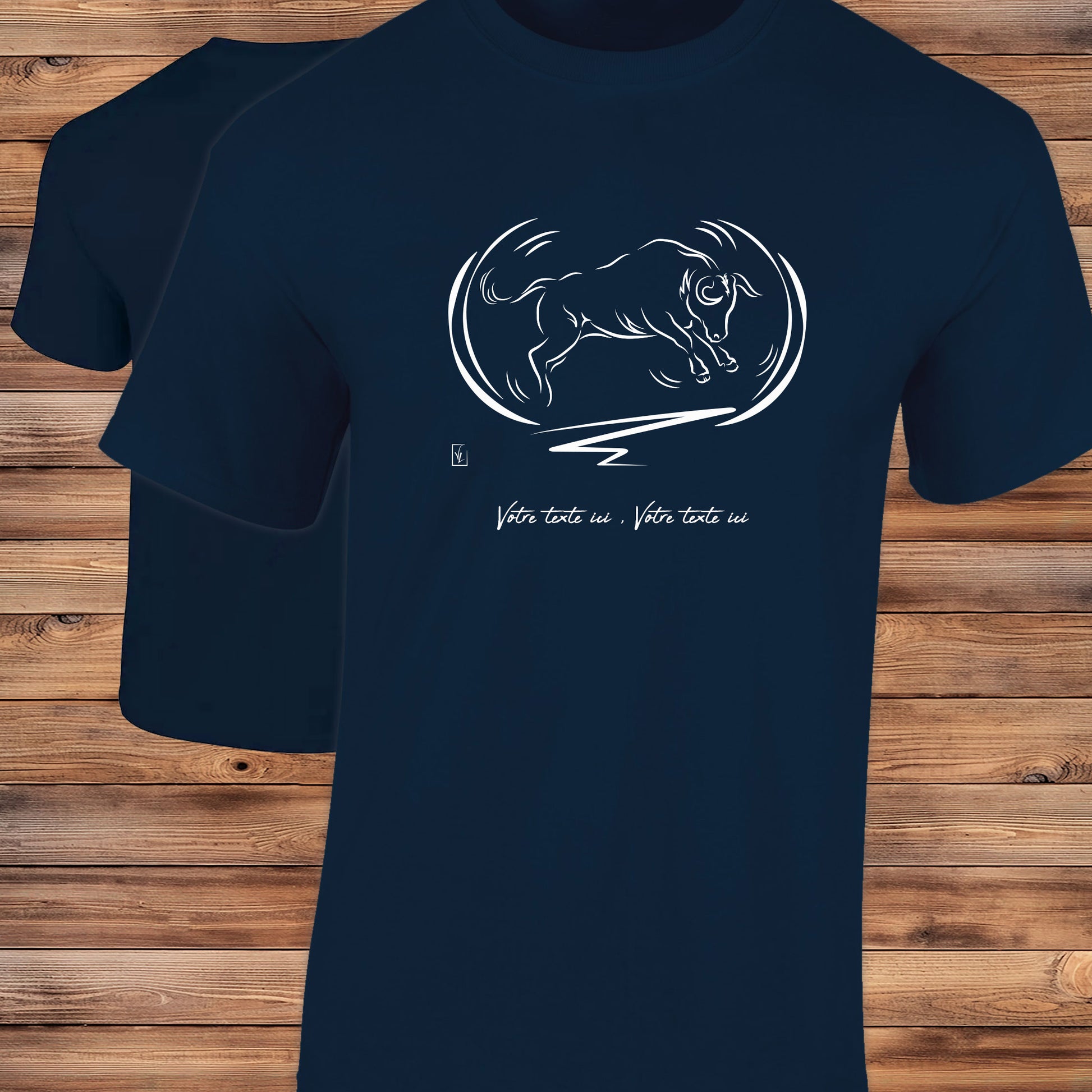 Taureau Corrida Tauromachie Camargue, graphisme sur T-shirt bleu homme à personnaliser avec du texte. Création Virginie Linard ©.