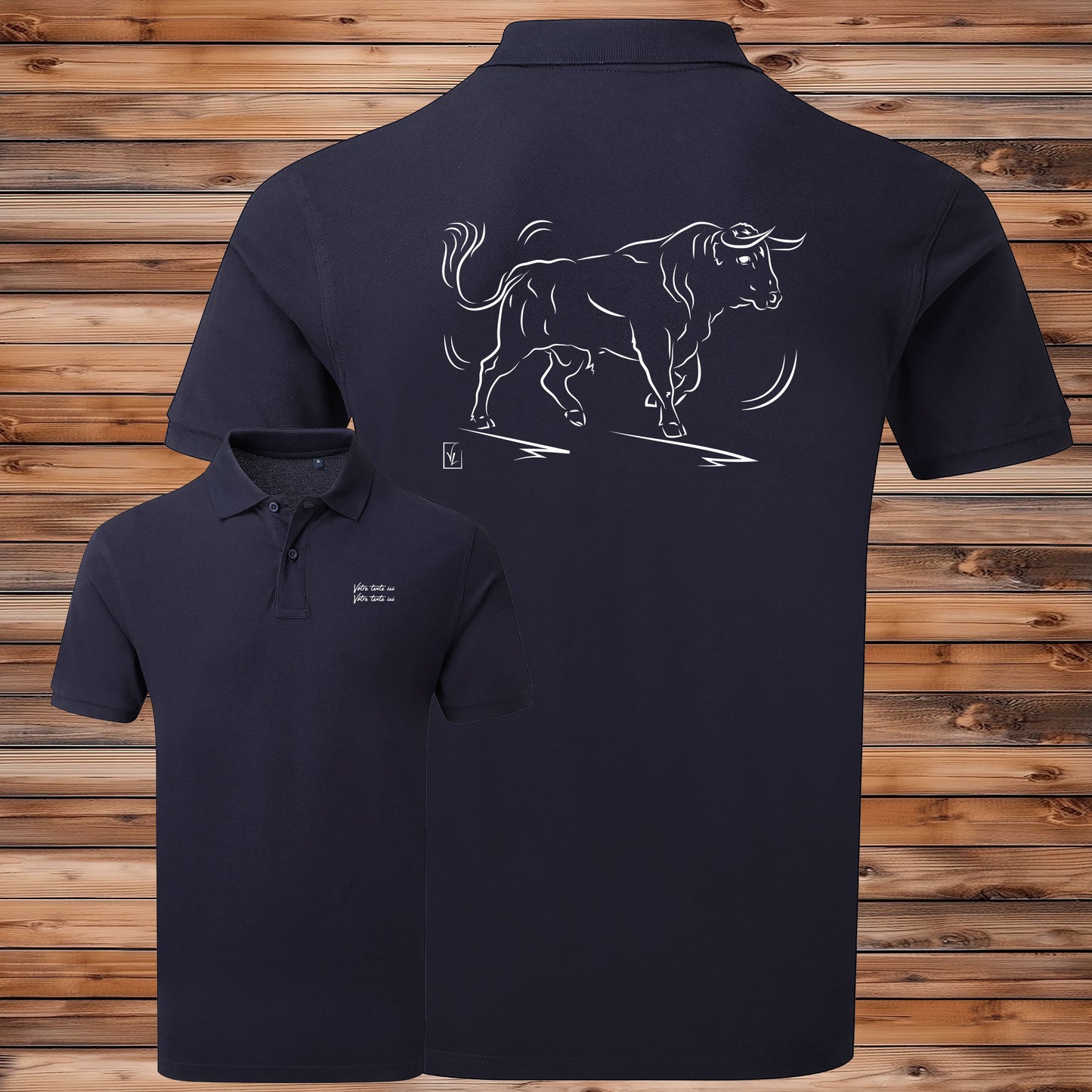 Taureau espagnol de corrida tauromachie , graphisme sur Polo bleu homme à personnaliser avec du texte. Création Virginie Linard ©.