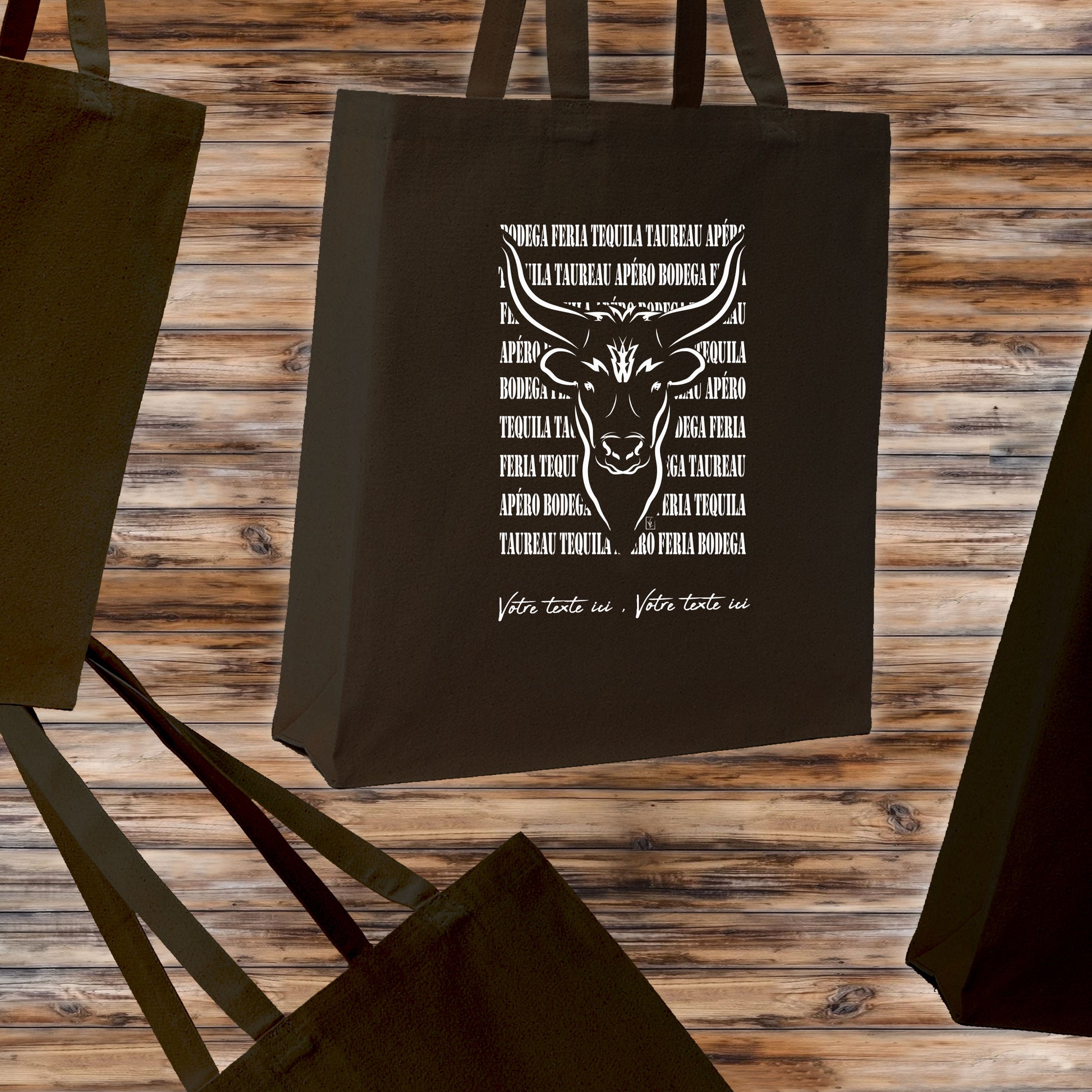 Taureau avec texte Féria, graphisme sur sac tote-bag 21 litres noir, à personnaliser avec un texte. Création Virginie Linard ©.