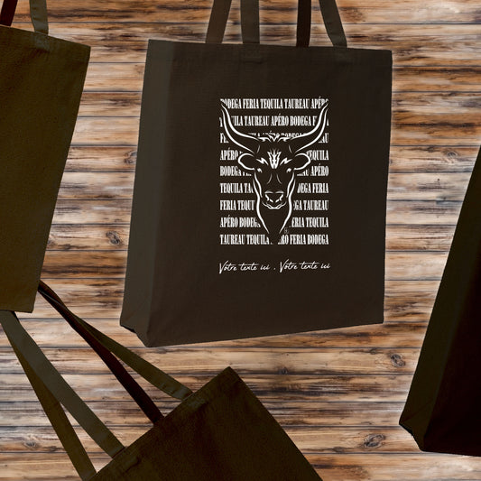 Taureau avec texte Féria, graphisme sur sac tote-bag 21 litres noir, à personnaliser avec un texte. Création Virginie Linard ©.