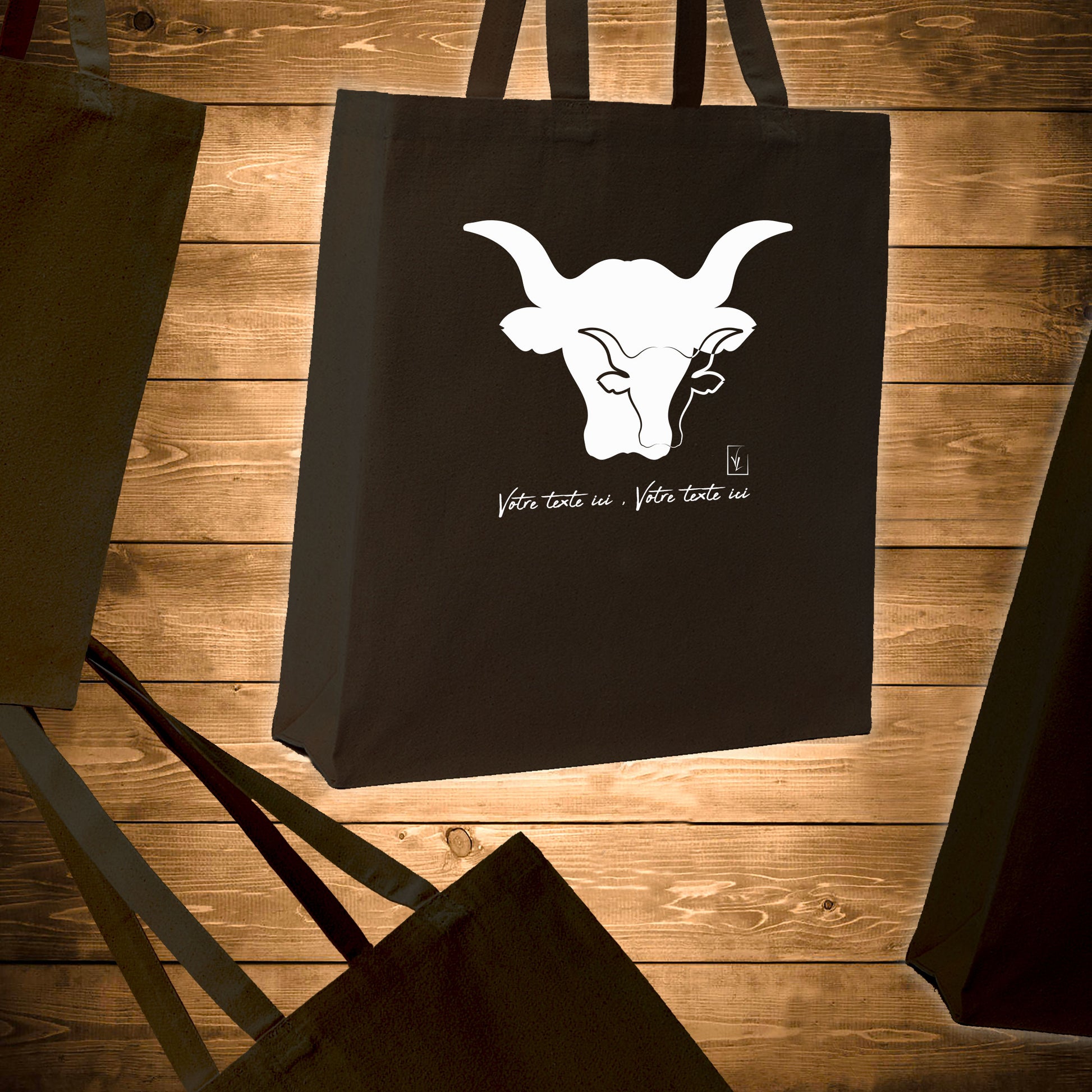 Taureaux Camargue Corrida Tauromachie, graphisme sur sac tote-bag 21 litres noir, à personnaliser avec un texte. Création Virginie Linard ©.