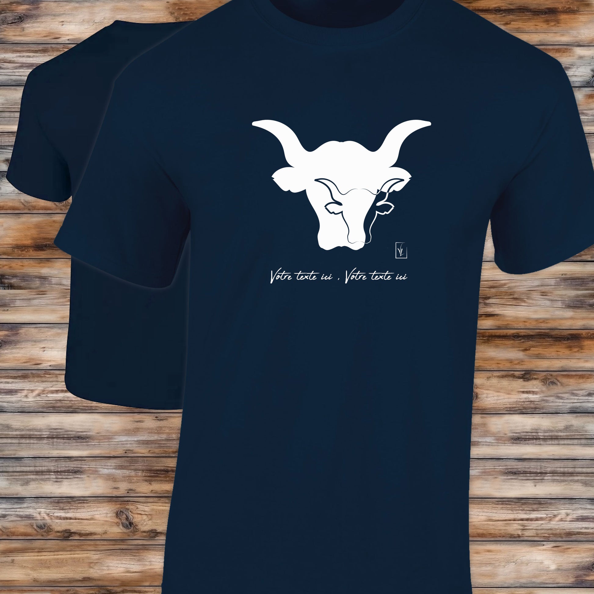 Taureau sur t-shirt bleu homme à personnaliser avec un texte, création Virginie Linard ©.