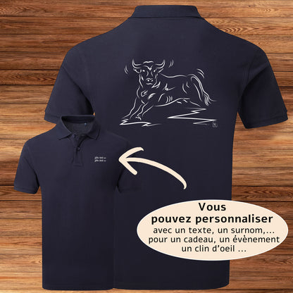 Taureau corrida tauromachie Camargue, graphisme sur polo bleu homme à personnaliser avec du texte. Création Virginie Linard ©.