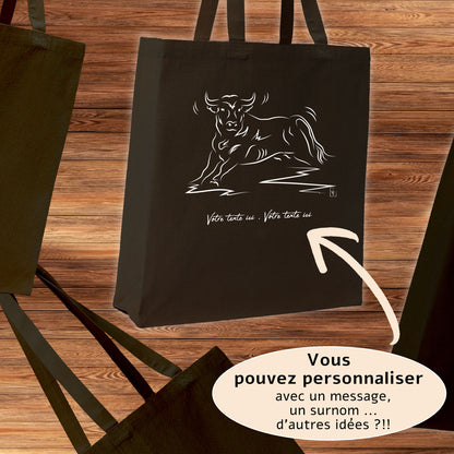 Taureau Camargue Corrida Tauromachie, graphisme sur sac tote-bag 21 litres noir, à personnaliser avec un texte. Création Virginie Linard ©.