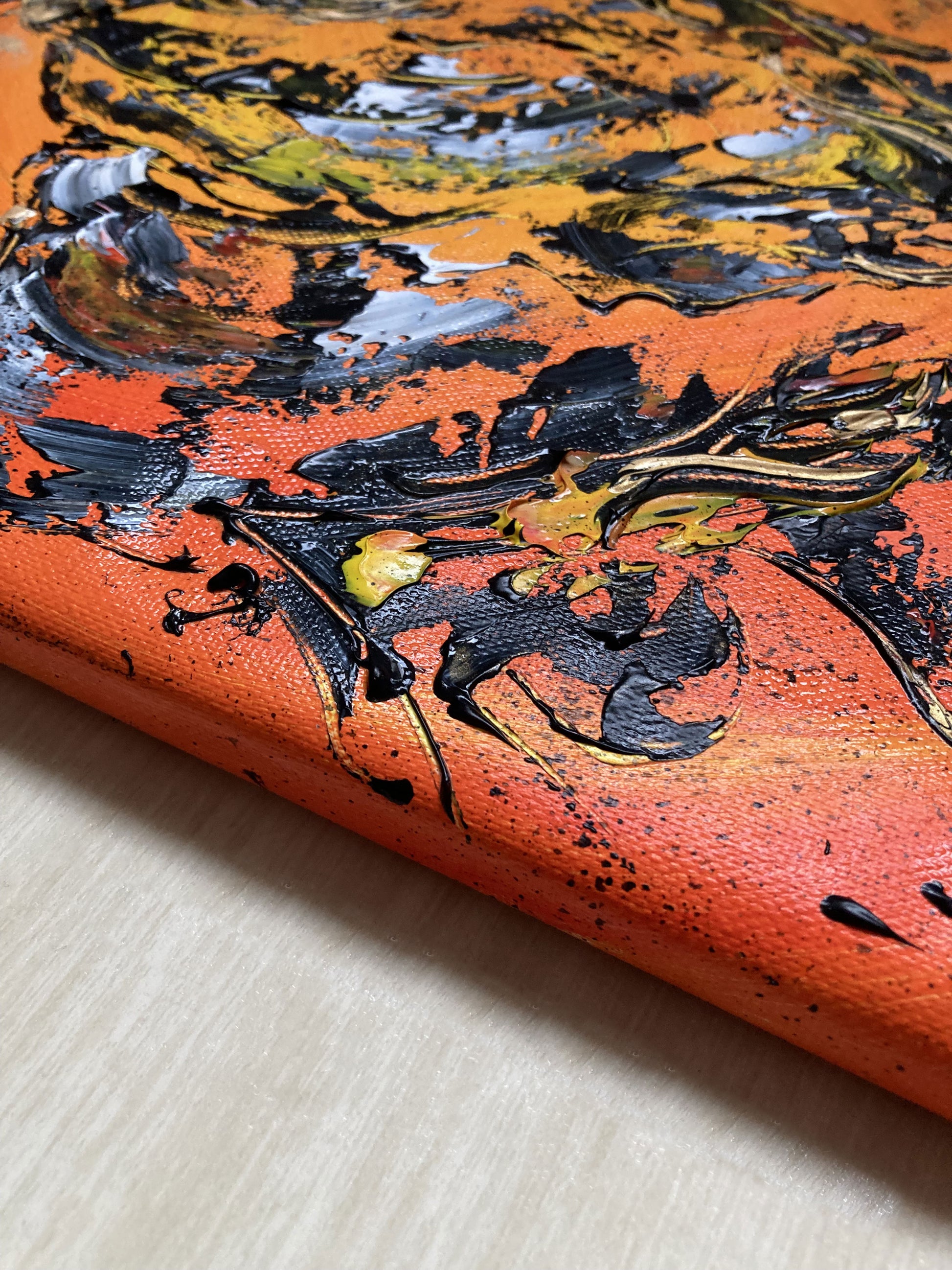 Tableau taureau fond soleil. Peinture sur toile 40x40cm. Détail épaisseur toile. Peintre Virginie Linard ©.