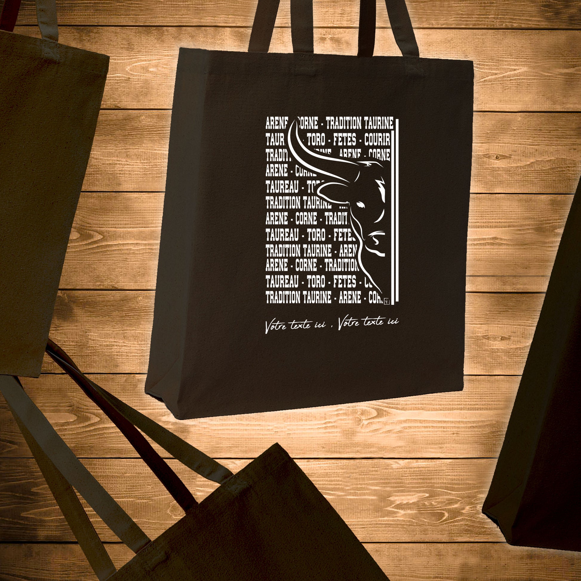 Taureaux Camargue Corrida Tauromachie, graphisme sur sac tote-bag 21 litres noir, à personnaliser avec un texte. Création Virginie Linard ©.