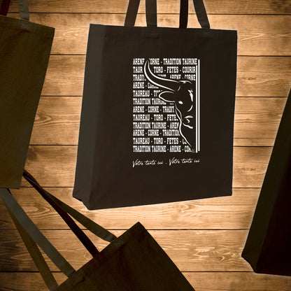 Taureaux Camargue Corrida Tauromachie, graphisme sur sac tote-bag 21 litres noir, à personnaliser avec un texte. Création Virginie Linard ©.