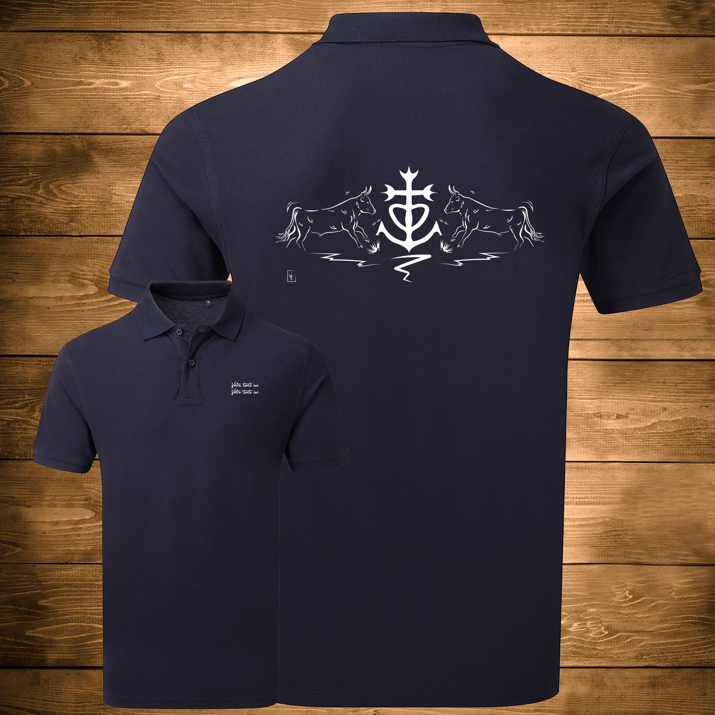 Graphisme Croix de Camargue et Taureaux sur Polo bleu femme. A personnaliser avec un texte. Création Virginie Linard ©.