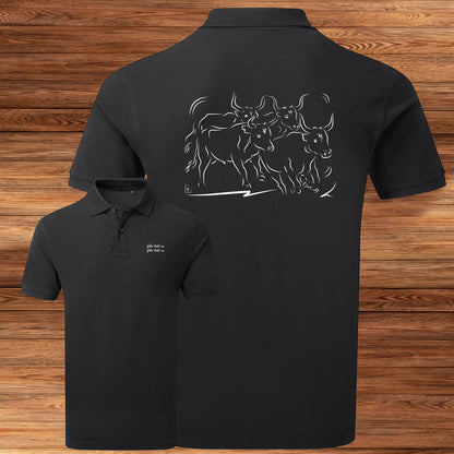 Manade taureaux Camargue, graphisme sur polo noir homme à personnaliser avec du texte. Création Virginie Linard ©.