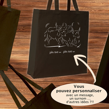 Taureaux Camargue Manade, graphisme sur sac tote-bag 21 litres noir, à personnaliser avec un texte. Création Virginie Linard ©.