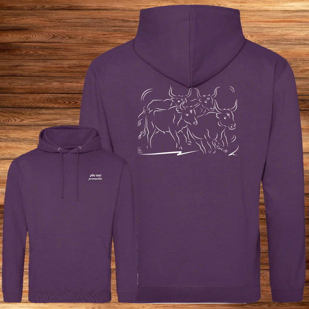 Sweat-shirt unisexe graphisme troupeau taureaux manade Camargue, à personnaliser avec un texte. Création Virginie Linard ©.