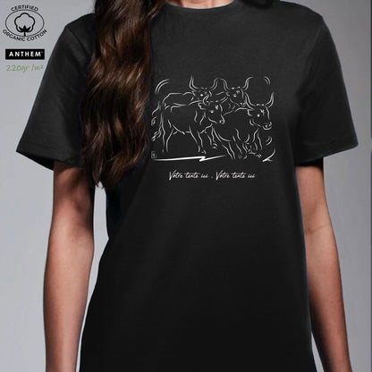 Taureau Camargue Manade, graphisme sur t-shirt bio épais 220g noir unisexe, à personnaliser avec un texte. Création Virginie Linard ©.