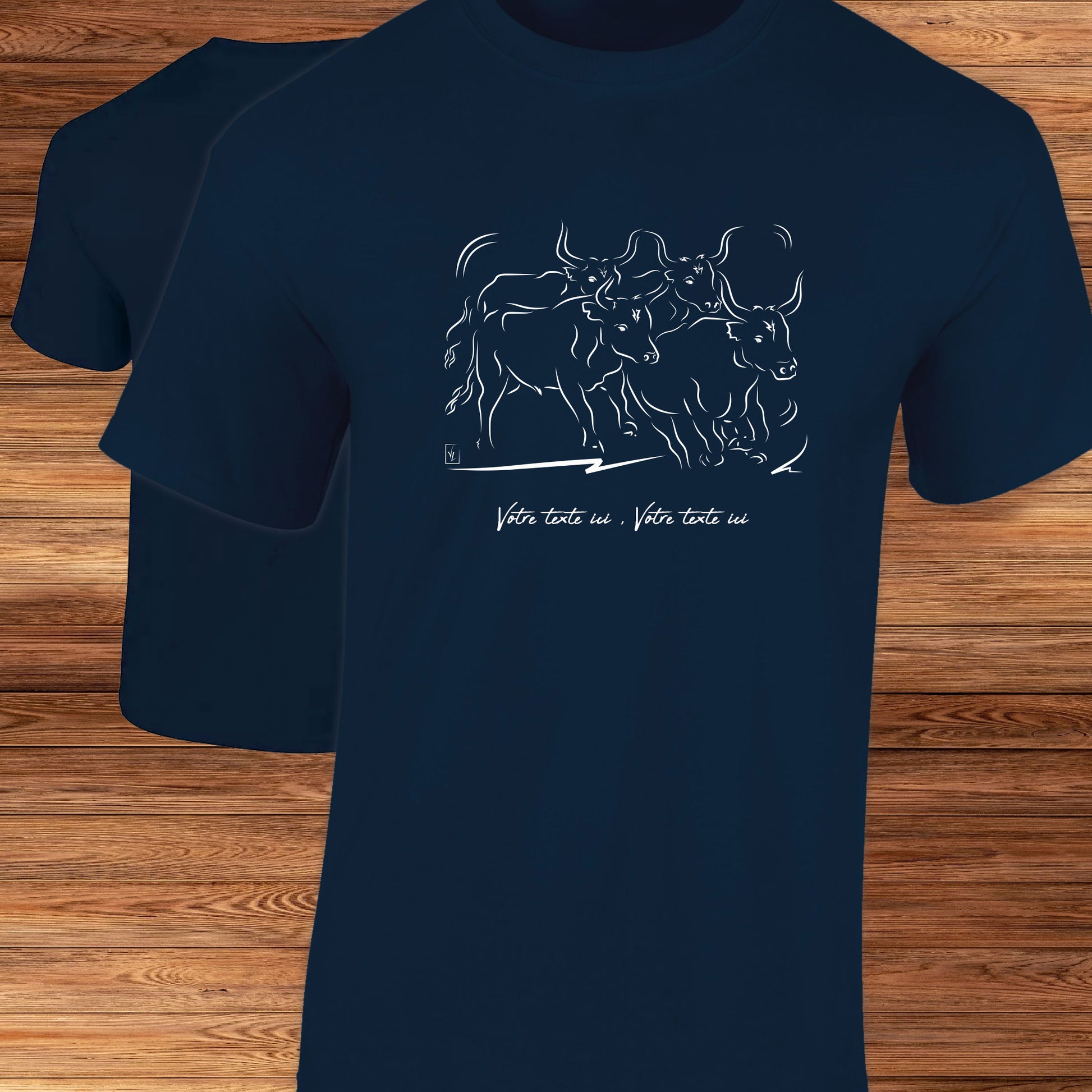 T-shirt bleu homme graphisme troupeau taureaux manade camargue, à personnaliser avec un texte. Création Virginie Linard ©.
