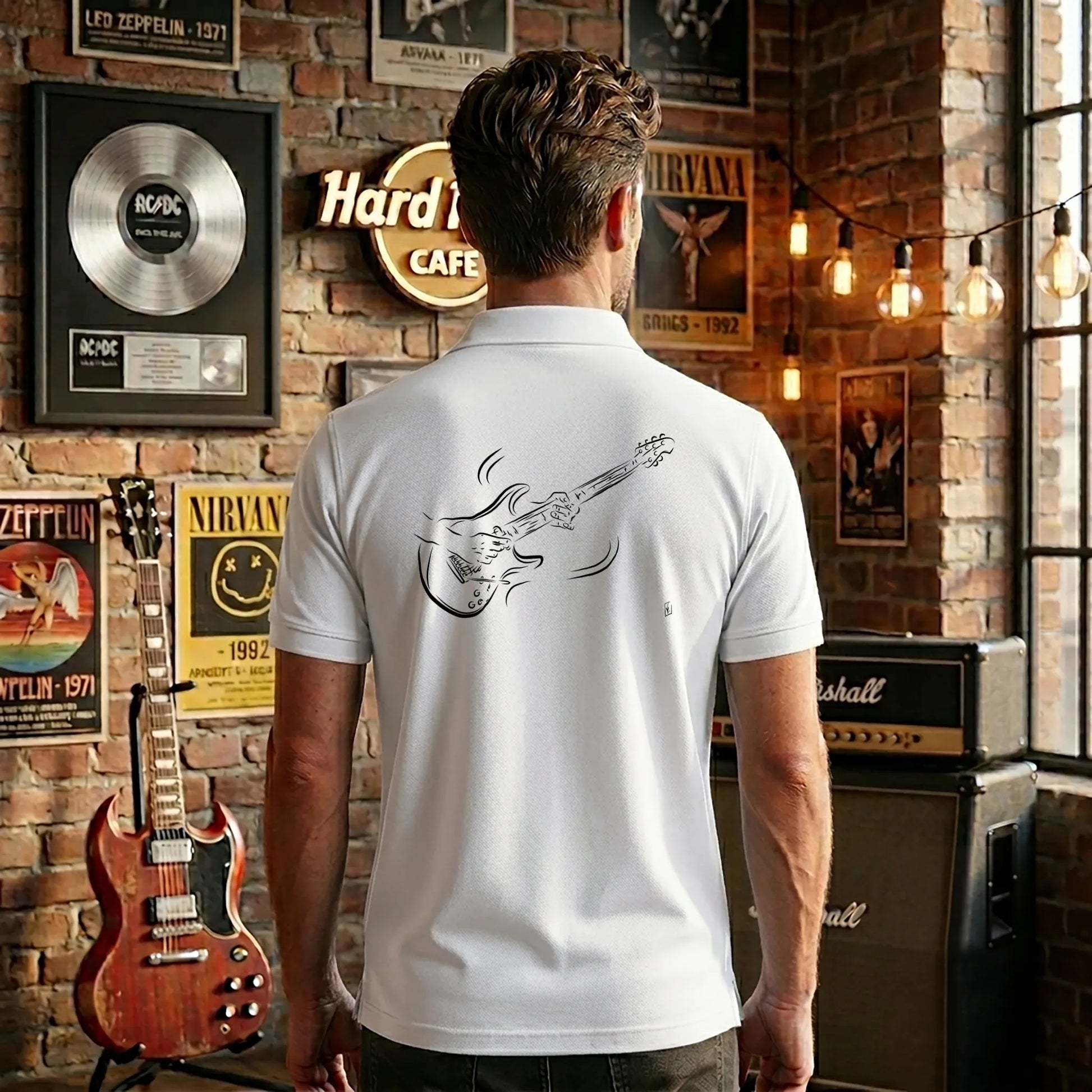 Polo Guitare électrique homme blanc personnalisé (texte/prénom). Idée cadeau musicien, dessin "Solo" au dos.