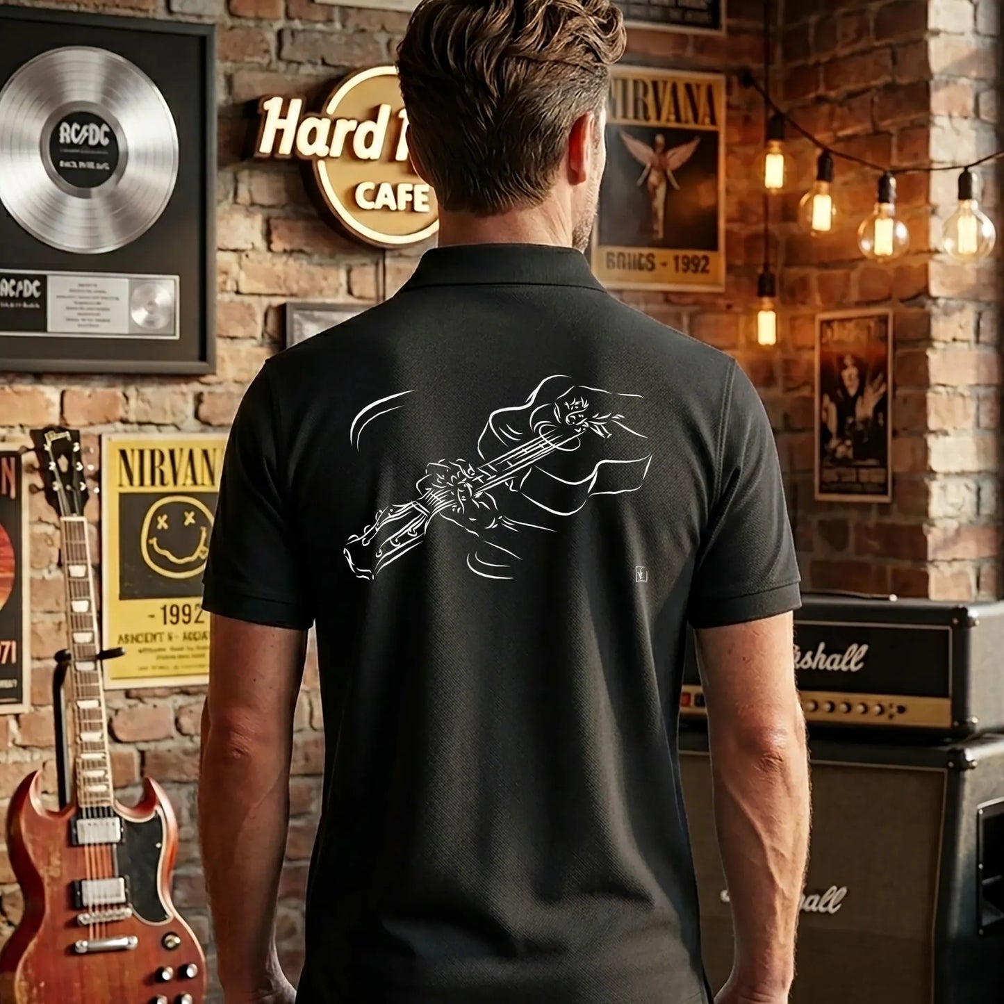 Polo Guitariste homme noir personnalisé (texte/prénom). Idée cadeau musicien, dessin "Résonnance" au dos.