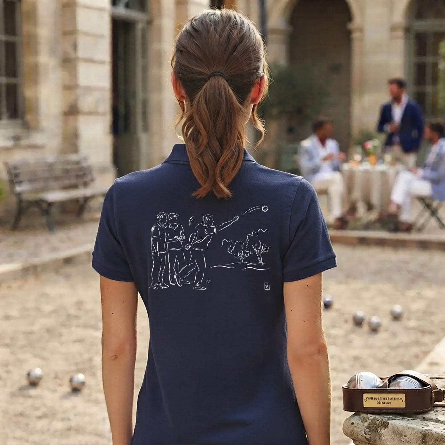 Polo Pétanque femme bleu navy à personnaliser avec un texte, un prénom, surnom. Idée cadeau joueuse de pétanque, dessin "Complices" au dos.