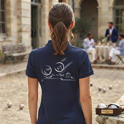 Polo Pétanque femme bleu navy à personnaliser avec un texte, un prénom, surnom. Idée cadeau joueuse de pétanque, dessin "Impact" au dos.