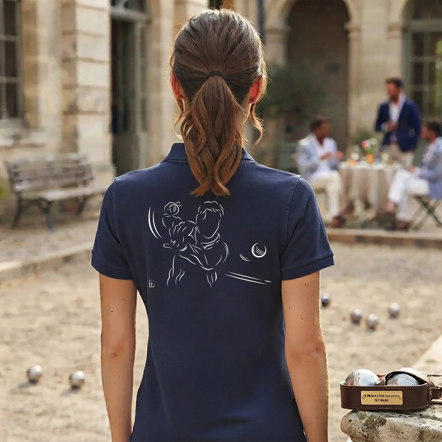 Polo Pétanque femme bleu navy à personnaliser avec un texte, un prénom, surnom. Idée cadeau joueuse de pétanque, dessin "Rigueur" au dos.