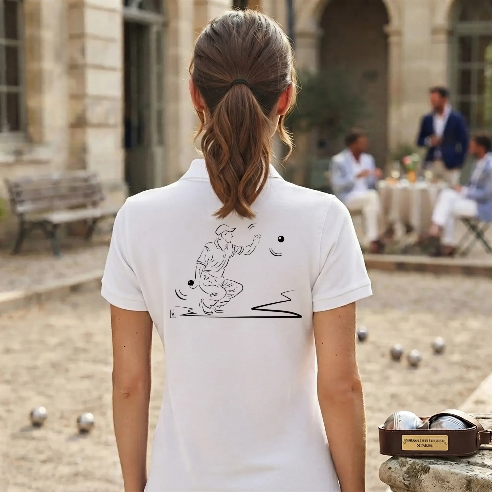 Polo Pétanque femme blanc à personnaliser avec un texte, un prénom, surnom. Idée cadeau joueuse de pétanque, dessin "Point" au dos.