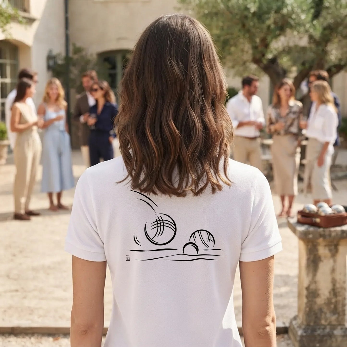 Polo Pétanque femme blanc à personnaliser avec un texte, un prénom, surnom. Idée cadeau joueuse de pétanque, dessin "Réaction" au dos.