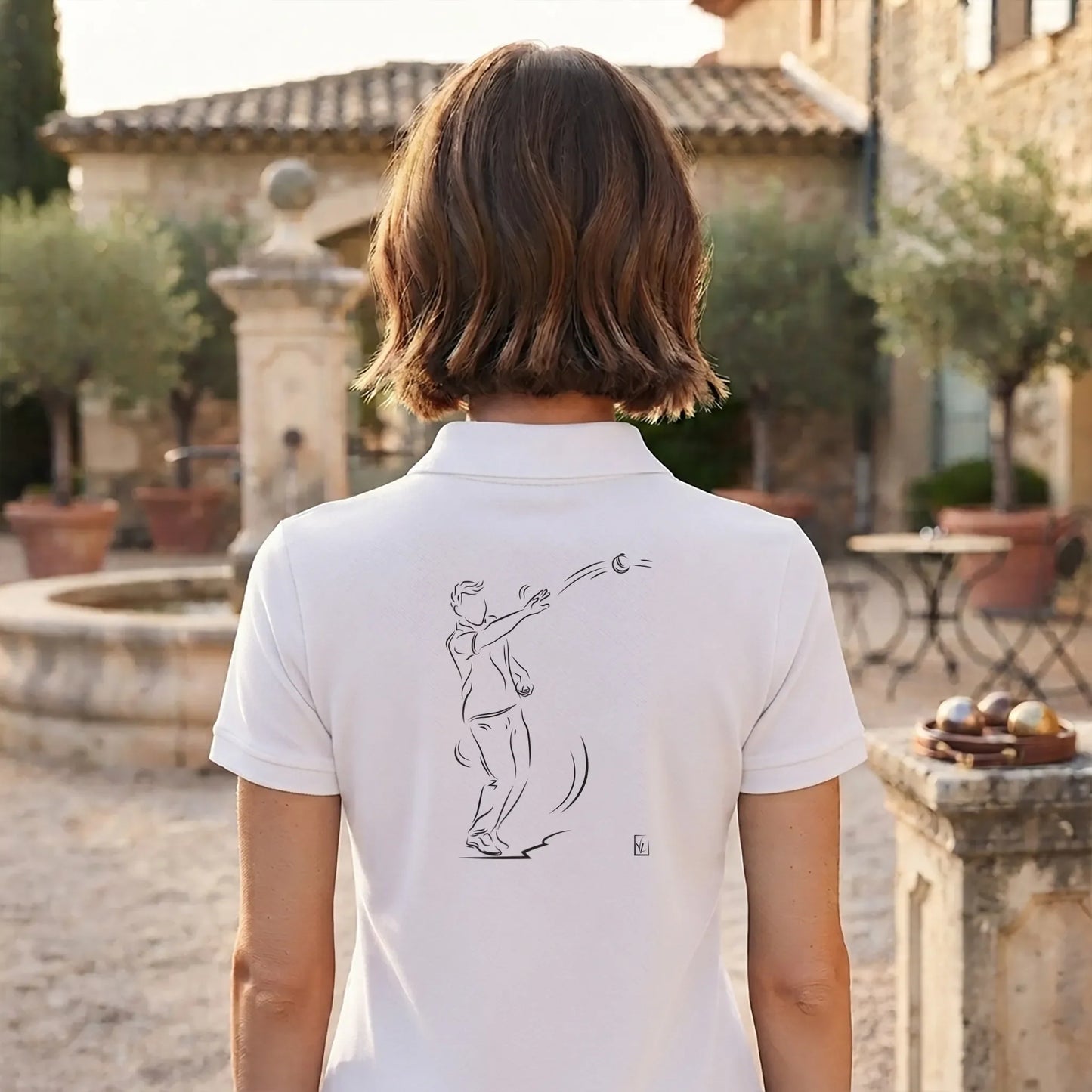 Polo Pétanque femme blanc à personnaliser (texte/prénom). Idée cadeau joueuse de pétanque, dessin "Tactique" au dos.
